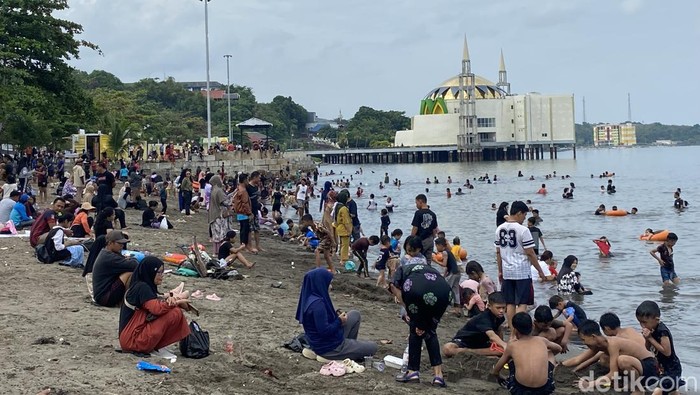 Pantai Ku yang terletak di Kota Parepare, Sulawesi Selatan.