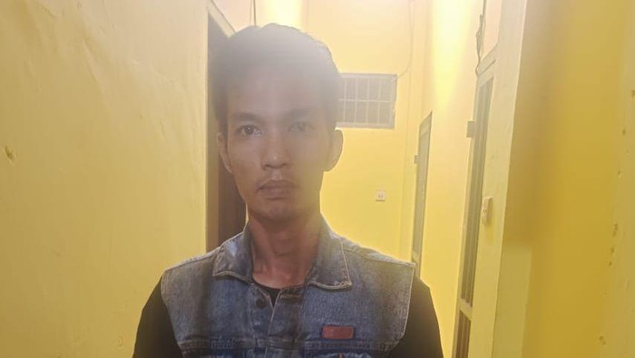 Pelaku Johan Sitorus saat diamankan di kantor polisi. (Dok. Polres Pematangsiantar)