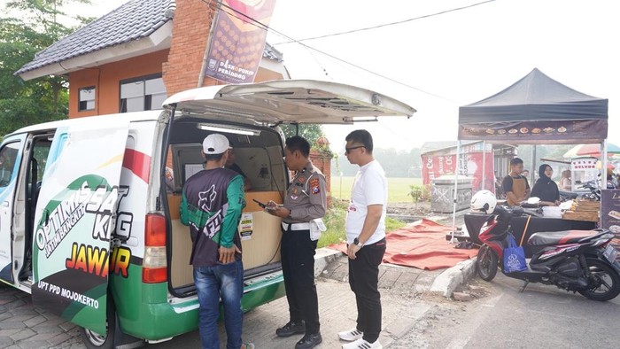 Pelayanan SIM dan pemeriksaan kesehatan gratis yang digelar Polres Mojokerto Kota.