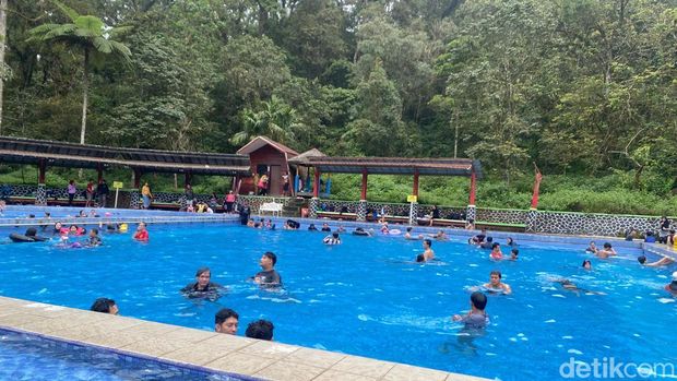 Pemandian Air Panas di Cangar, Kota Batu.