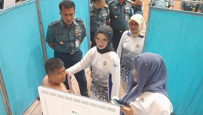 Pemeriksaan sistem muskuloskeletal prajurit TNI AL Koarmada II Surabaya.