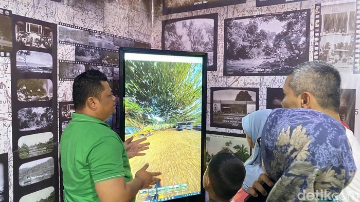 Pengunjung saat menjajal virtual tour di event Soekaboemi Tempo Doeloe