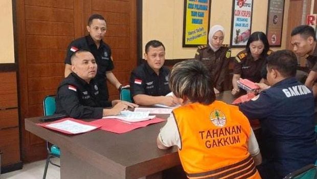 Penjual gorengan di Gresik yang berurusan dengan polisi karena menjual aksesoris dari satwa dilindungi.