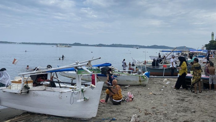 Perahu berjejer di bibir Pantai Ku, Pareapre.