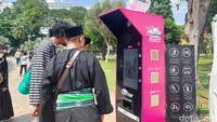 Tak lengkap rasanya tak berfoto-foto di kawasan taman. Abadikan dulu momen kamu merayakan HUT Jakarta di banner-banner bertulisan Jakarta dan slogannya. Kamu juga bisa manfaatkan fasilitas photo box di taman ini. (Syanti Mustika)