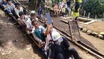 Mengintip Keseruan Bocah Garut Bermain Lori di Kampung
