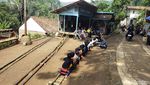 Mengintip Keseruan Bocah Garut Bermain Lori di Kampung
