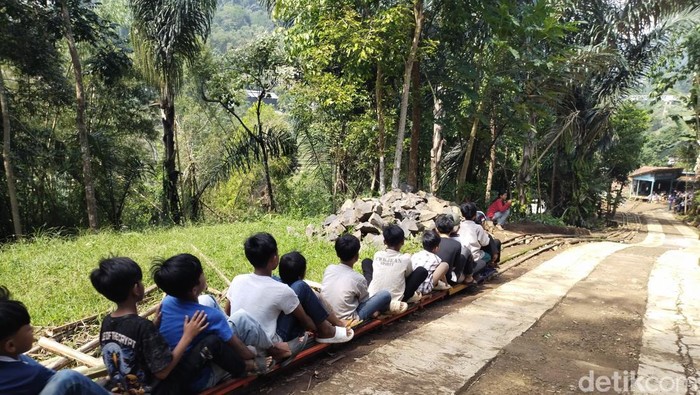 Permainan Lori di Garut