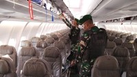 Foto: Personel TNI, Kodam 1 Bukit Barisan memeriksa ruang kabin pesawat Saudi Airlines setelah melakukan evakuasi terhadap penumpang. (Dok. Kodam I/BB)