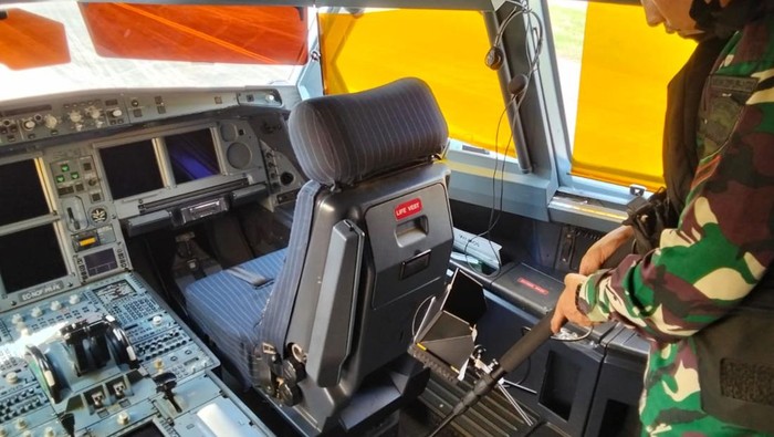 Personel TNI, Kodam 1 Bukit Barisan memeriksa ruang kemudi pesawat Saudi Airlines yang menerima ancaman bom. (Dok. Kodam I/BB)