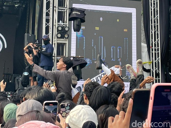 Penampilan Perunggu di Allo Bank Festival 2025.