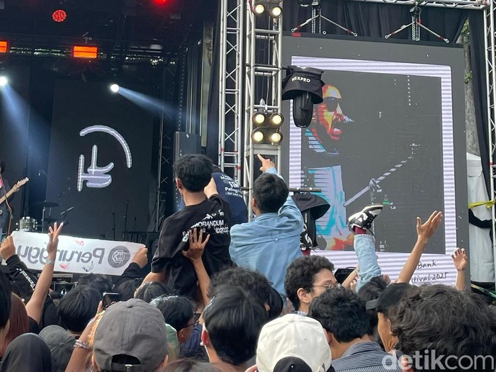 Perunggu Penampilan Perunggu di Allo Bank Festival 2025.