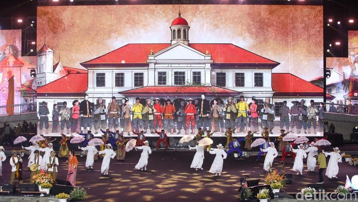 Malam puncak perayaan HUT ke-498 Jakarta digelar di Lapangan Banteng, Minggu (22/6/2025). Ribuan warga memadati lokasi untuk menikmati pertunjukan budaya hingga konser musik lintas generasi yang menggambarkan wajah dinamis Ibu Kota.