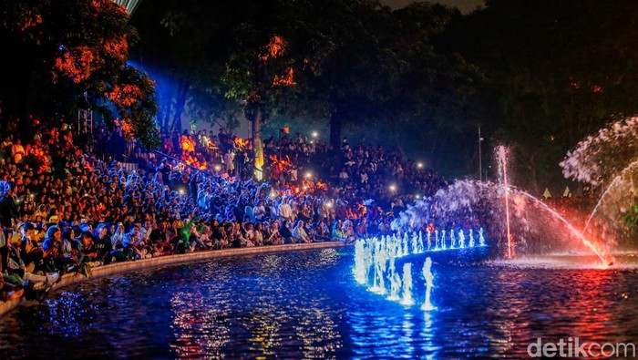 Malam puncak perayaan HUT ke-498 Jakarta digelar di Lapangan Banteng, Minggu (22/6/2025). Ribuan warga memadati lokasi untuk menikmati pertunjukan budaya hingga konser musik lintas generasi yang menggambarkan wajah dinamis Ibu Kota.