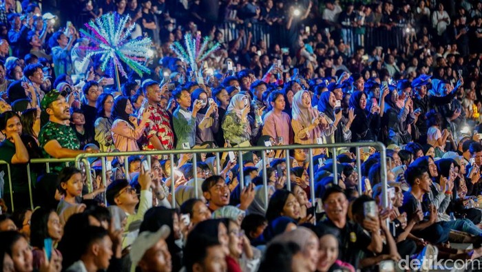 Malam puncak perayaan HUT ke-498 Jakarta digelar di Lapangan Banteng, Minggu (22/6/2025). Ribuan warga memadati lokasi untuk menikmati pertunjukan budaya hingga konser musik lintas generasi yang menggambarkan wajah dinamis Ibu Kota.