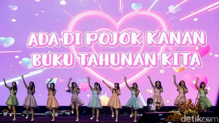 Malam puncak perayaan HUT ke-498 Jakarta digelar di Lapangan Banteng, Minggu (22/6/2025). Ribuan warga memadati lokasi untuk menikmati pertunjukan budaya hingga konser musik lintas generasi yang menggambarkan wajah dinamis Ibu Kota.