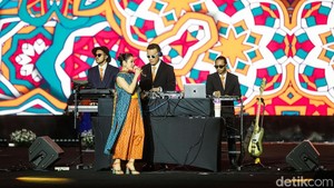 Kemudian giliran Diskoria menghidupkan nuansa nostalgia dengan aransemen musik disko klasik. Kolaborasi mereka bersama penyanyi seperti Andien membawa semangat malam Jakarta yang penuh warna dan gaya.