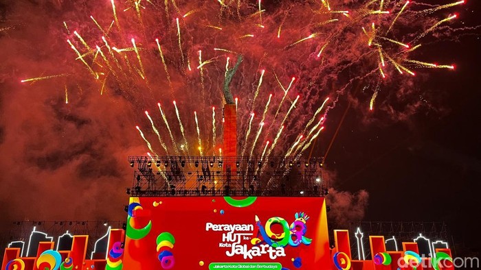 Malam puncak perayaan HUT ke-498 Jakarta digelar di Lapangan Banteng, Minggu (22/6/2025). Ribuan warga memadati lokasi untuk menikmati pertunjukan budaya hingga konser musik lintas generasi yang menggambarkan wajah dinamis Ibu Kota.