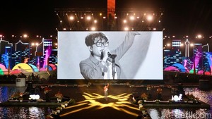 Sorak-sorai penonton muda menggema, disusul penampilan Juicy Luicy yang membawa suasana galau penuh euforia lewat lagu-lagu pop romantis mereka.