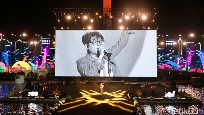 Malam puncak perayaan HUT ke-498 Jakarta digelar di Lapangan Banteng, Minggu (22/6/2025). Ribuan warga memadati lokasi untuk menikmati pertunjukan budaya hingga konser musik lintas generasi yang menggambarkan wajah dinamis Ibu Kota.