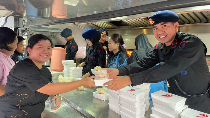 Polda Metro Jaya membagikan ribuan makanan bergizi untuk masyarakat di CFD Bundaran HI, Jakarta Pusat. (dok.Polri)
