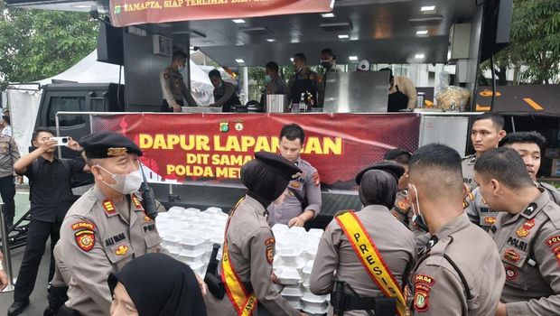 Polda Metro Jaya membagikan ribuan makanan bergizi untuk masyarakat di CFD Bundaran HI, Jakarta Pusat. (dok.Polri)