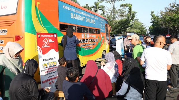 Polda Riau memberikan 'kado' di HUT Bhayangkara ke-79 untuk masyarakat: dari bibit pohon hingga pelayanan SIM di car free day, Pekanbaru, Minggu (22/6/2025).