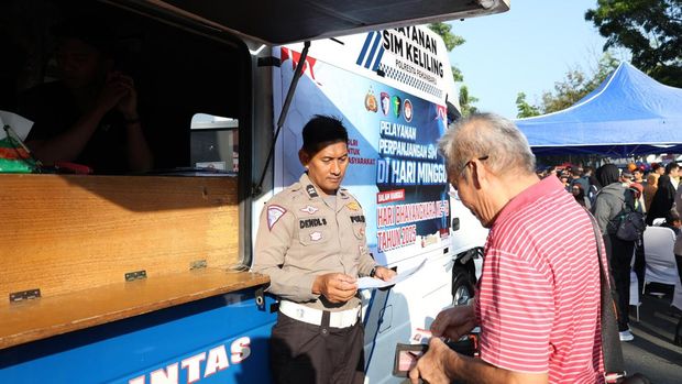 Polda Riau memberikan 'kado' di HUT Bhayangkara ke-79 untuk masyarakat: dari bibit pohon hingga pelayanan SIM di car free day, Pekanbaru, Minggu (22/6/2025).