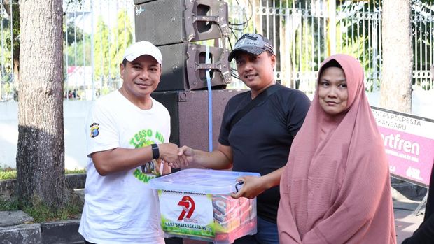 Polda Riau memberikan 'kado' di HUT Bhayangkara ke-79 untuk masyarakat: dari bibit pohon hingga pelayanan SIM di car free day, Pekanbaru, Minggu (22/6/2025).
