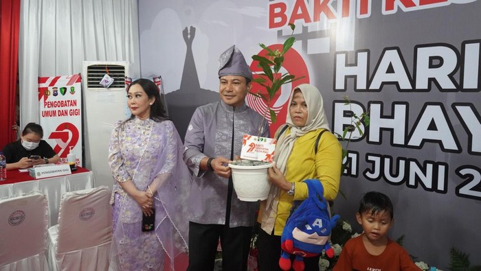 Polda Riau memberikan kado di HUT Bhayangkara ke-79 untuk masyarakat: dari bibit pohon hingga pelayanan SIM di car free day, Pekanbaru, Minggu (22/6/2025).