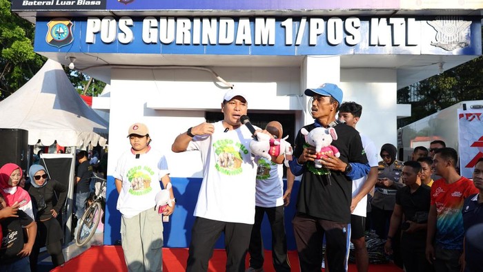 Polda Riau memperkenalkan Domang dan Tari, gajah Taman Nasional Tesso Nilo di car free day Pekanbaru, Riau, Minggu (22/6/2025).