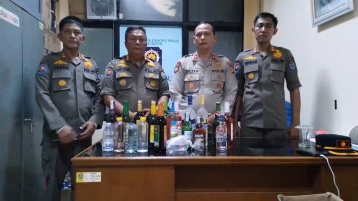 Polisi dan Satpol PP Kota Depok membongkar penjualan minuman keras berkedok toko jamu. (dok.Istimewa)