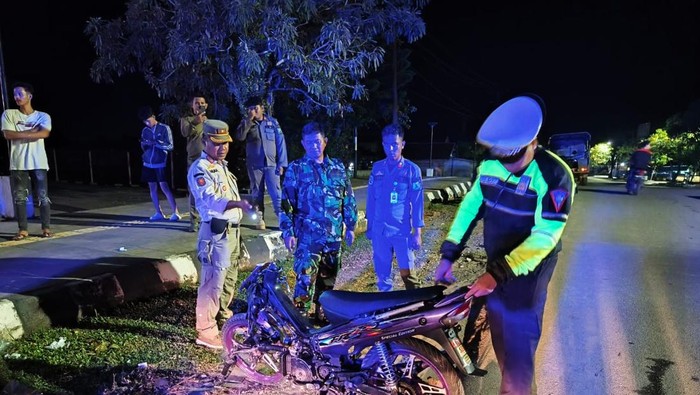Polisi lakukan evakuasi terhadap dua ke kendaraan motor yang adu kambing di Muba.