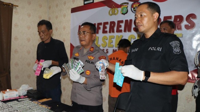 Polisi menangkap pelaku pengedaran obat terlarang, pria berinisial NJ (28) di Cinere, Depok
