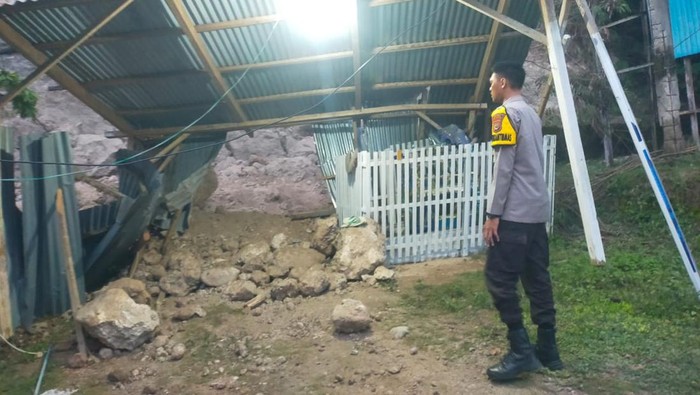Polisi saat tiba di lokasi remaja tertimbun longsor.