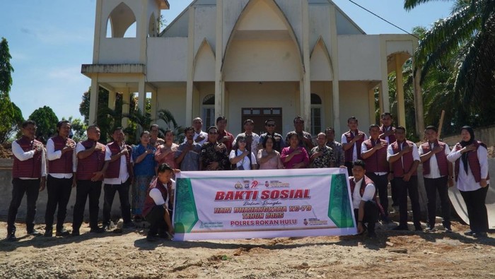 Polres Rokan Hulu, Riau memberikan bantuan pasir dan kerikil untuk pembangunan renovasi gereja katolik dalam HUT Bhayangkara ke-79.
