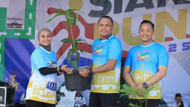 Polres Siak menggelar fun run 7,9K dalam rangka menyambut HUt Bhayangkara ke-79, pada Minggu (22/6/2025).