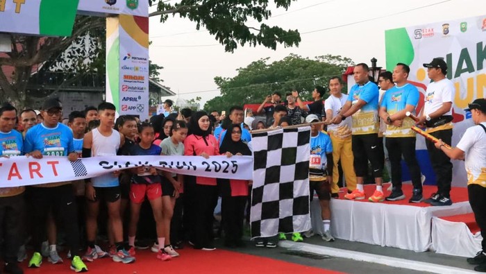 Polres Siak menggelar fun run 7,9K dalam rangka menyambut HUt Bhayangkara ke-79, pada Minggu (22/6/2025).