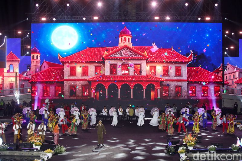 Perayaan HUT ke‑498 Jakarta berlangsung meriah di Lapangan Banteng, Jakarta Pusat, Minggu (22/6). Masyarakat dari berbagai wilayah memadati lokasi sejak siang hari untuk menyaksikan malam puncak yang menampilkan parade budaya Betawi dan hiburan dari artis nasional.