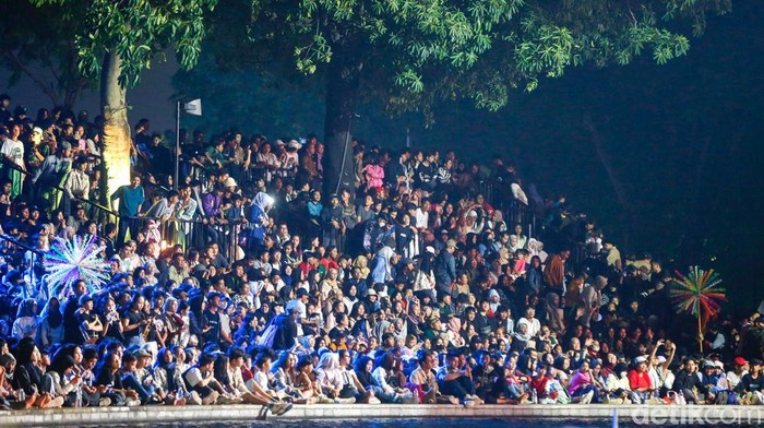 Pramono dan Rano Disambut Meriah di HUT Jakarta ke-498 Perayaan HUT keβ498 Jakarta berlangsung meriah di Lapangan Banteng, Jakarta Pusat, Minggu (22/6). Masyarakat dari berbagai wilayah memadati lokasi sejak siang hari untuk menyaksikan malam puncak yang menampilkan parade budaya Betawi dan hiburan dari artis nasional.