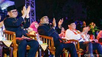 Kehadiran Pramono dan Rano disambut meriah oleh pengunjung. Riuh tepuk tangan dan seruan warga mengiringi langkah mereka menuju panggung utama. Banyak yang berebut mendekat untuk bersalaman atau mengambil foto bersama.