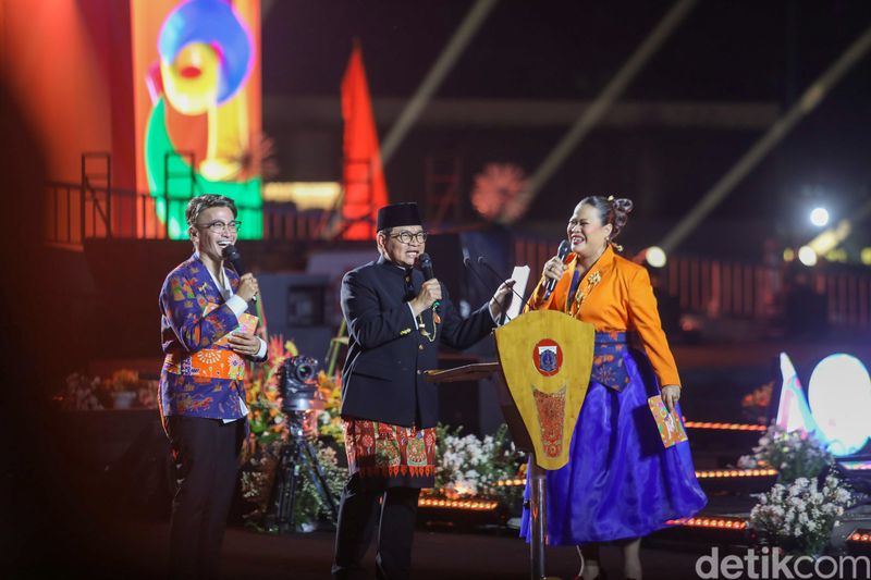 Perayaan HUT ke‑498 Jakarta berlangsung meriah di Lapangan Banteng, Jakarta Pusat, Minggu (22/6). Masyarakat dari berbagai wilayah memadati lokasi sejak siang hari untuk menyaksikan malam puncak yang menampilkan parade budaya Betawi dan hiburan dari artis nasional.