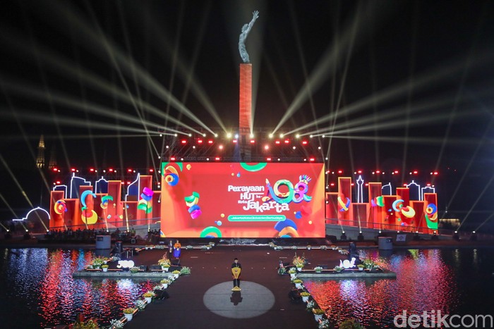 Perayaan HUT ke‑498 Jakarta berlangsung meriah di Lapangan Banteng, Jakarta Pusat, Minggu (22/6). Masyarakat dari berbagai wilayah memadati lokasi sejak siang hari untuk menyaksikan malam puncak yang menampilkan parade budaya Betawi dan hiburan dari artis nasional.
