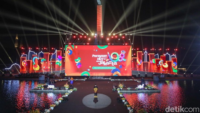 Perayaan HUT ke‑498 Jakarta berlangsung meriah di Lapangan Banteng, Jakarta Pusat, Minggu (22/6). Masyarakat dari berbagai wilayah memadati lokasi sejak siang hari untuk menyaksikan malam puncak yang menampilkan parade budaya Betawi dan hiburan dari artis nasional.