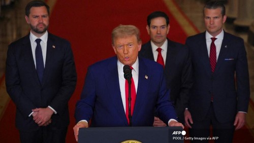 Presiden AS Donald Trump menyampaikan pidato kepada rakyat dari Gedung Putih pada tanggal 21 Juni 2025 di Washington, D.C. Presiden Trump menyampaikan pidato mengenai tiga fasilitas nuklir Iran yang diserang oleh militer AS pada Minggu (22/6/2025) dini hari.