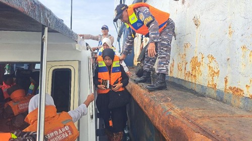 Proses evakuasi penumpang KMP Gerbang Samudra 2 yang kandas di Selat Bali, Kelurahan Gilimanuk, Kabupaten Jembrana, Minggu (22/6/2025). (Polres Jembrana)