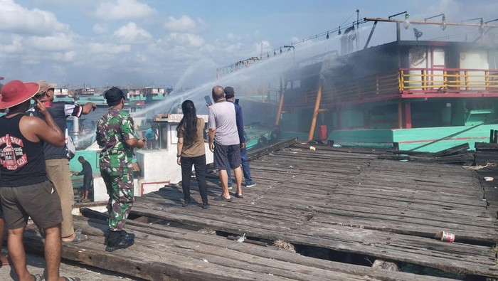 Proses pemadaman kebakaran kapal ikan Budi Jaya 18 di area Pelabuhan Benoa, Denpasar, Bali, Minggu (22/6/2025). (Foto: Dok. Pelindo)