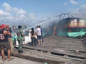 Kapal Ikan Terbakar di Pelabuhan Benoa, Asap Hitam Mengepul