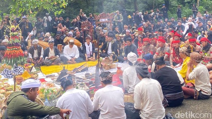 Prosesi Ritual Ngertakeun Bumi Lamba di Gunung Tangkuban Parahu