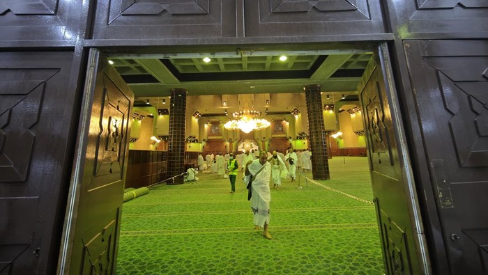 Ramai Jamaah Umrah, Masjid Aisyah Jadi Tempat Miqat Favorit Jamaah umrah menunaikan shalat sunah Ihram di dalam Masjid Aisyah, Makkah, Arab Saudi, Minggu (22/6/2025) dini hari. Masjid Aisyah yang juga dikenal sebagai Masjid Tan'im dan berjarak sekitar tujuh kilometer dari Masjidil Haram itu merupakan tempat miqat yang populer bagi jamaah umrah di Makkah karena kemudahan aksesnya dan sejarahnya yang terkait dengan Aisyah RA, istri Nabi Muhammad SAW, yang melakukan miqat di tempat tersebut. ANTARA FOTO/Andika Wahyu/bar